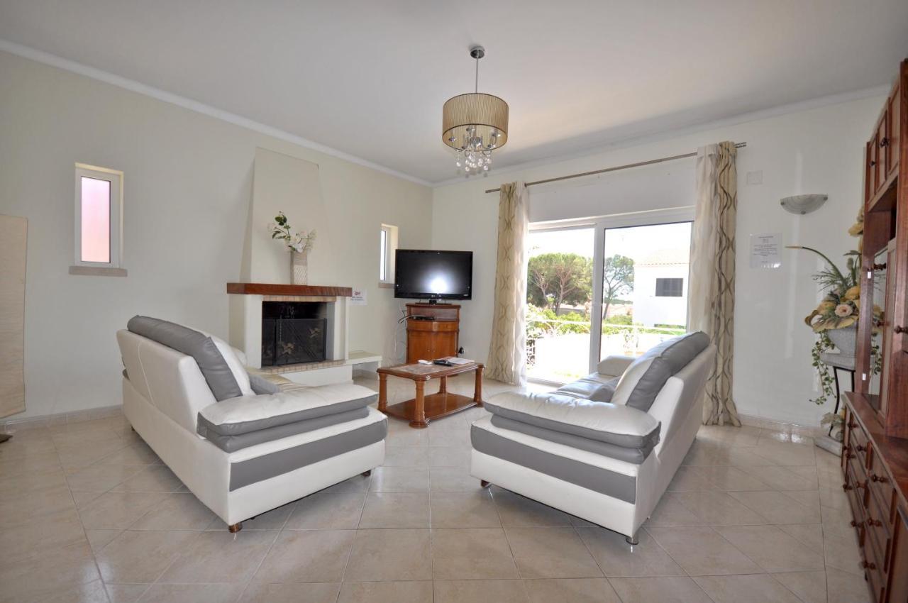 Well-Appointed Villa Is Situated In The Popular Resort Of Vilamoura Quarteira Exterior foto